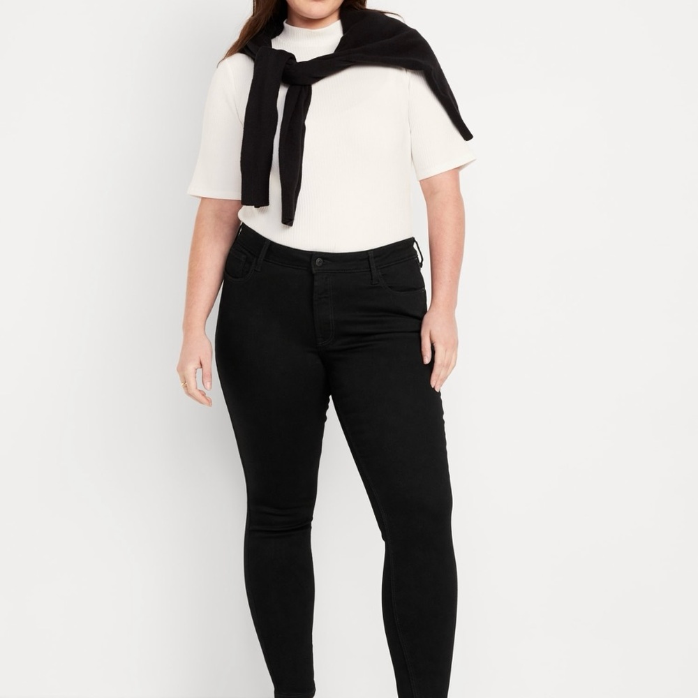 Women’s mid-rise Rockstar super skinny jeans. Size 14.